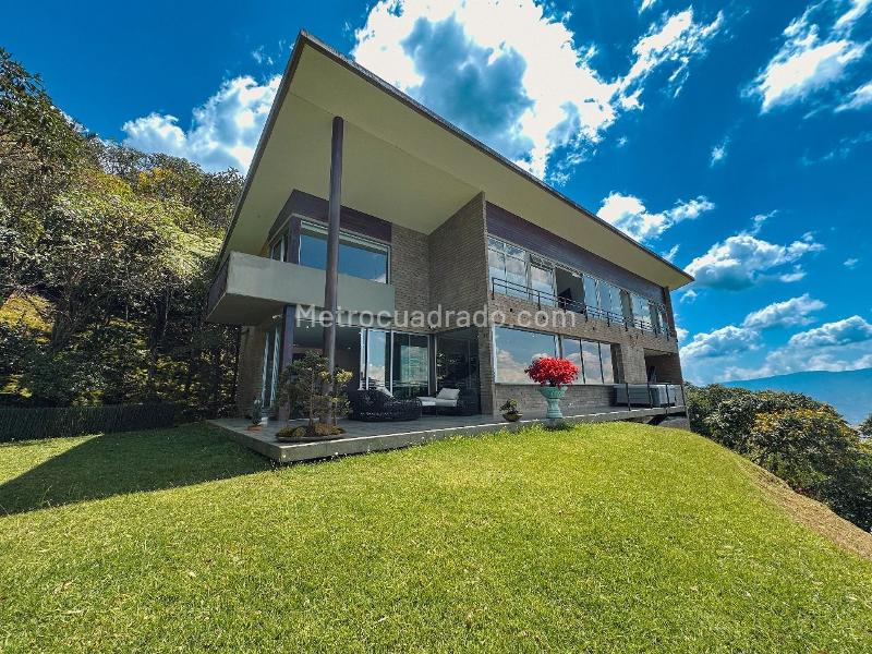 Unique 4BR Mansion in Alto De Las Palmas - 2