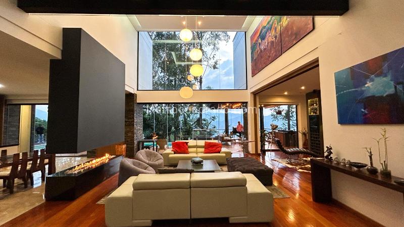 Modern 4BR Country House Near City in Altos del Poblado - 3