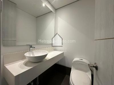 Apartaestudio en venta en El Poblado, Medellín, 64 m² · foto 2 de 20