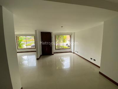 Casa de 3 alcobas en venta en Pinares, Pereira, 214 m² · foto 2 de 13