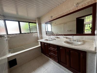 Casa de 3 alcobas en venta en Cerritos, Pereira, 440 m² · foto 11 de 15