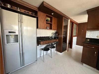 Apartamento de 2 alcobas en venta en El Poblado, Medellín, 212 m² · foto 19 de 20
