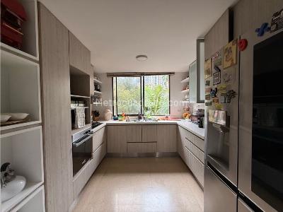 Apartamento de 3 alcobas en venta en El Poblado Castropol, Medellín, 196 m² · foto 17 de 20