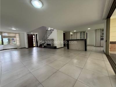 Casa de 3 alcobas en venta en Loma Benedictinos, Envigado, 274 m² · foto 2 de 20