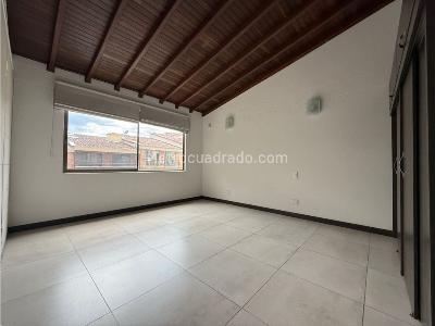 Casa de 3 alcobas en venta en Loma Benedictinos, Envigado, 274 m² · foto 11 de 20
