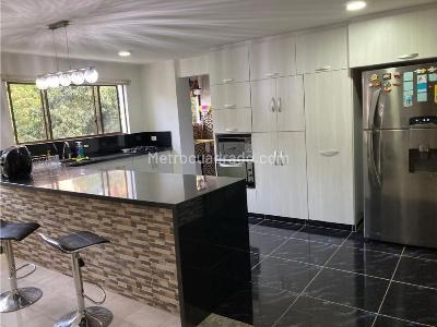 Apartamento de 4 alcobas en venta en Poblado La Tomatera, Medellín, 224 m² · foto 2 de 18