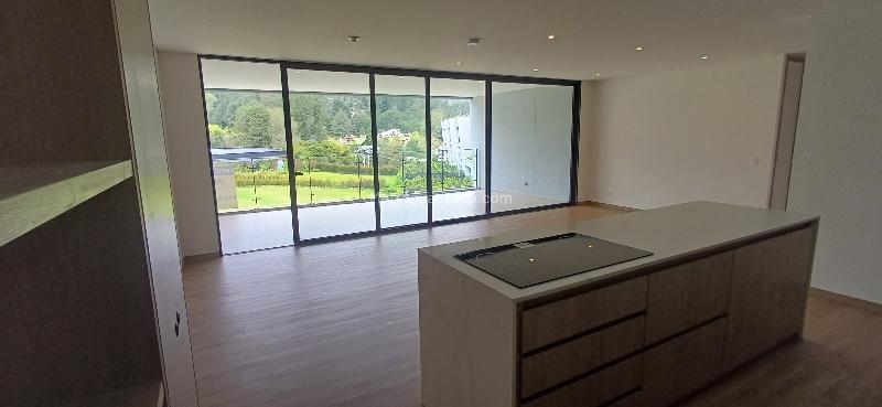 Modern 2BR Apartment in Sajonia with Amenities - 4