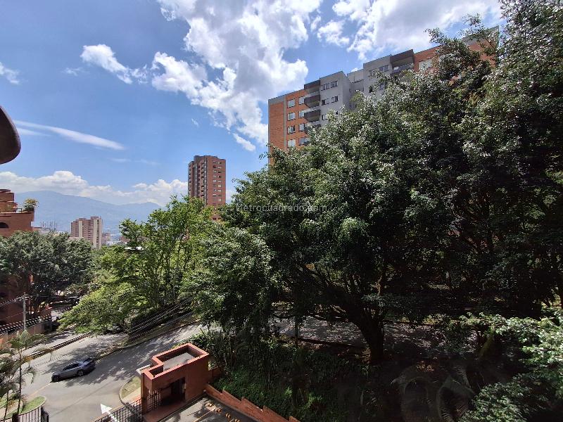 Luxury 4BR Apartment in Loma De Los Balsos - 8