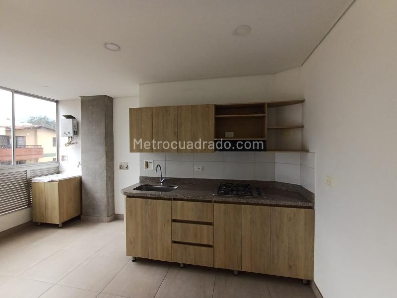 Estudio Sencillo de 1 Alcoba en Arriendo en Laureles - 3