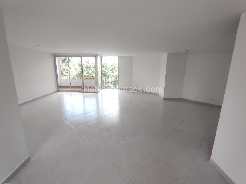 Spacious 4BR Apartment in Suramericana