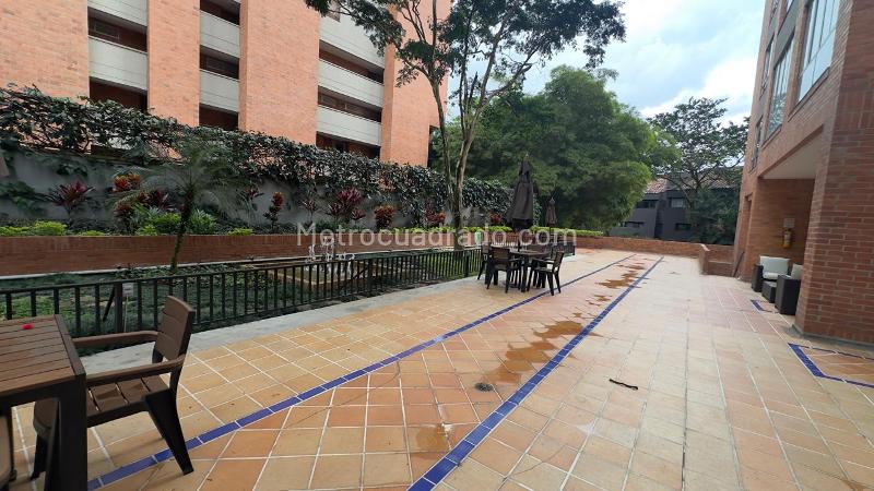 Charming 4BR Apartment with Balconies in Loma De Los Balsos - 2