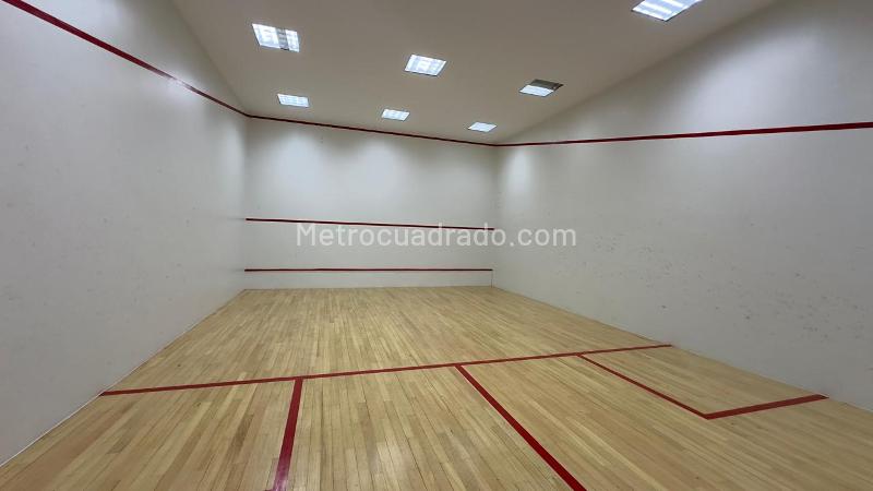 Charming 4BR Apartment with Balconies in Loma De Los Balsos - 5