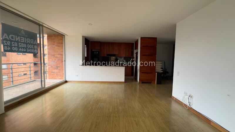 Charming 4BR Apartment with Balconies in Loma De Los Balsos - 8