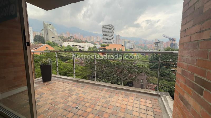 Charming 4BR Apartment with Balconies in Loma De Los Balsos - 9