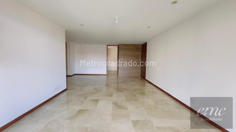 Spacious 4BR Apartment with Pool in Loma De Los Balsos - 2