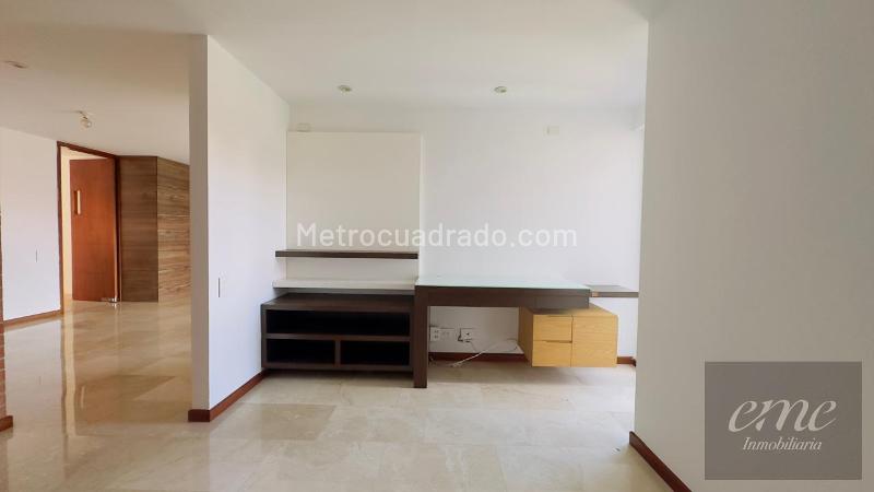 Spacious 4BR Apartment with Pool in Loma De Los Balsos - 3
