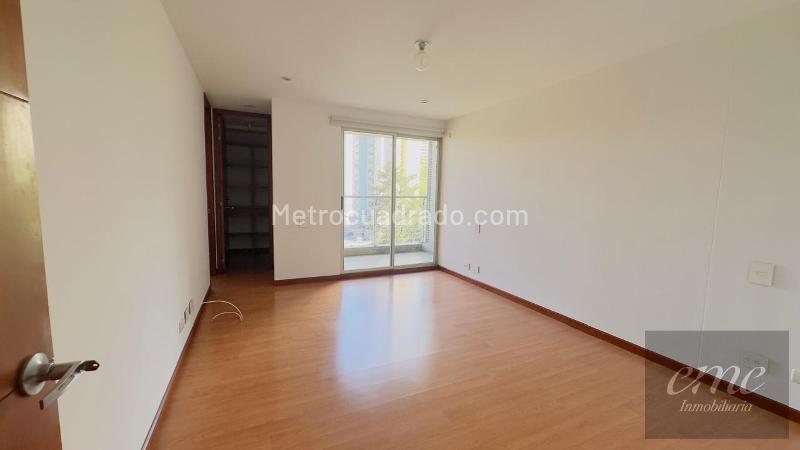 Spacious 4BR Apartment with Pool in Loma De Los Balsos - 4