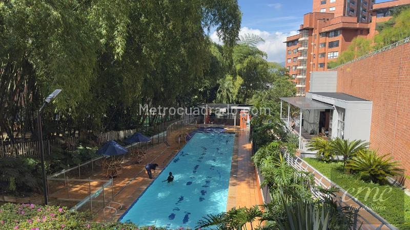 Spacious 4BR Apartment with Pool in Loma De Los Balsos - 8