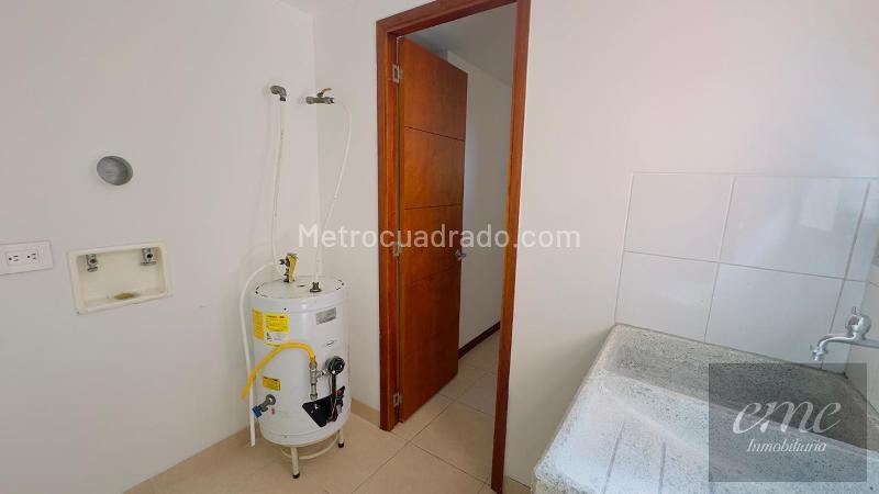 Spacious 4BR Apartment with Pool in Loma De Los Balsos - 9