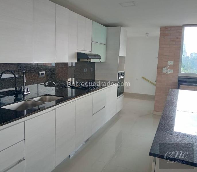 Modern 4BR Apartment Near El Tesoro in El Tesoro