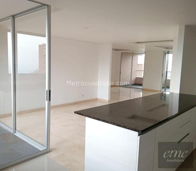 Apartamento Moderno de 4 Alcobas Cerca de El Tesoro - 2