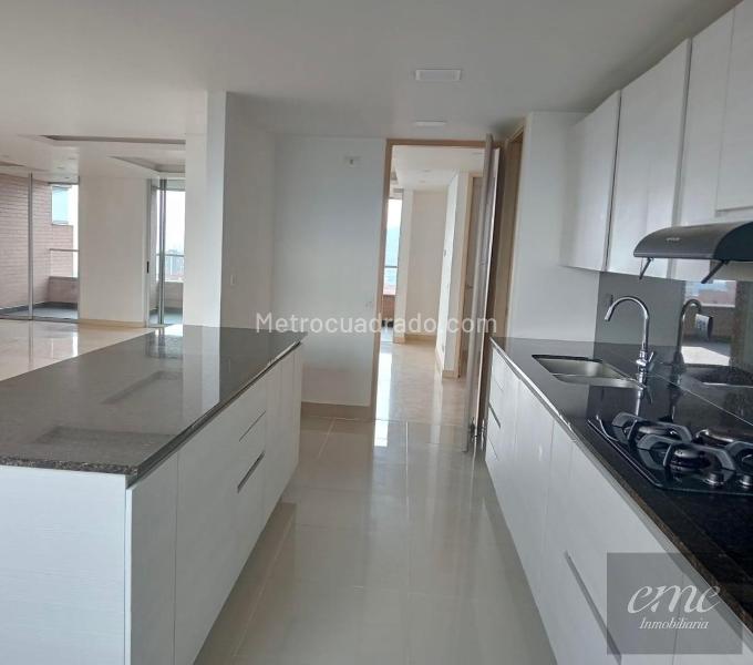 Apartamento Moderno de 4 Alcobas Cerca de El Tesoro - 3