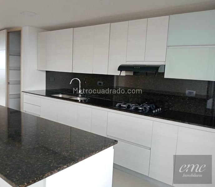 Apartamento Moderno de 4 Alcobas Cerca de El Tesoro - 5