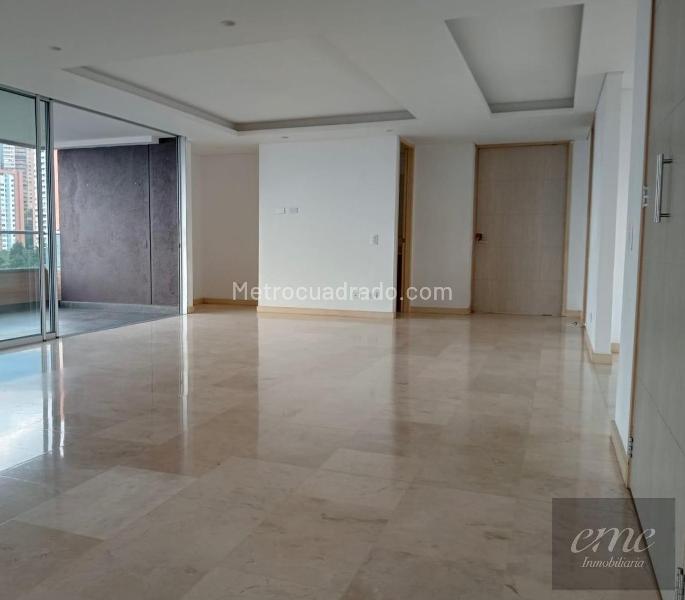 Apartamento Moderno de 4 Alcobas Cerca de El Tesoro - 8