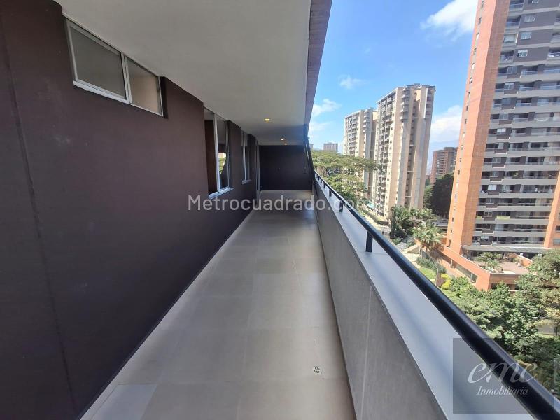 Modern 3BR Apartment with City View in Loma De Los Balsos - 6