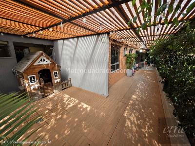 Apartamento de 3 alcobas en venta en Loma De Los Bernal, Medellín, 113 m² · foto 2 de 20