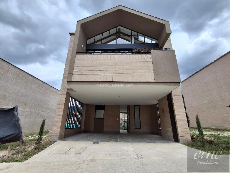 3BR House-Style Apartment for Rent in El Carmen, El Retiro