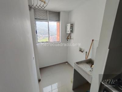 Apartamento de 3 alcobas en venta en Calasania, Medellín, 78 m² · foto 8 de 19