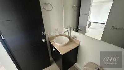 Apartaestudio en arriendo en La Aguacatala, Medellín, 61 m² · foto 2 de 15