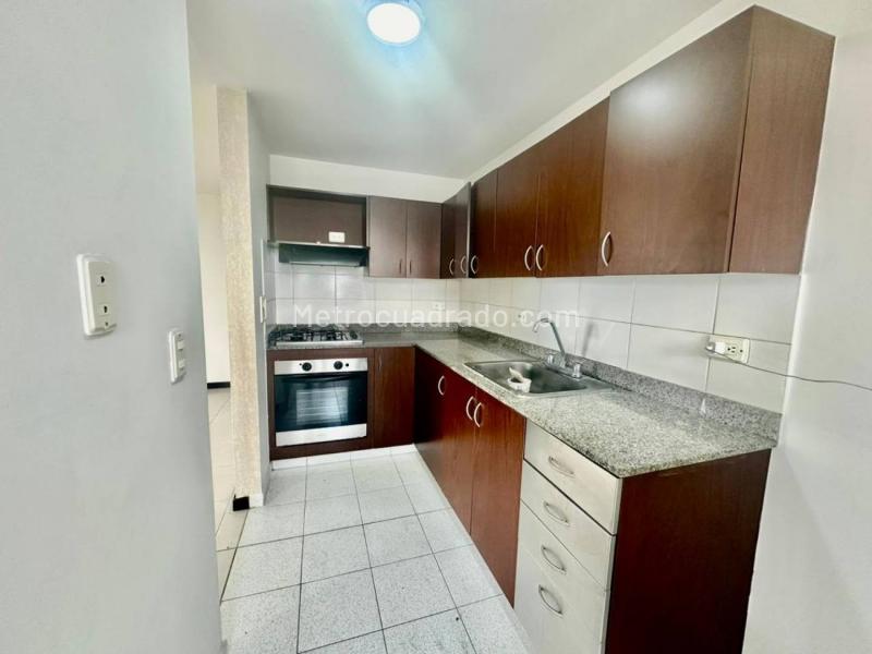 Apartamento Amplio de 3 Alcobas en La Candelaria - 2