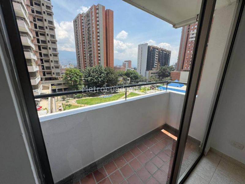 Modern 3BR Apartment with Balcony in Los Colores - 5