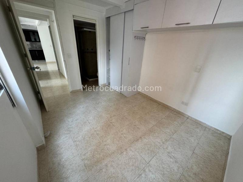 Modern 3BR Apartment with Balcony in Los Colores - 8