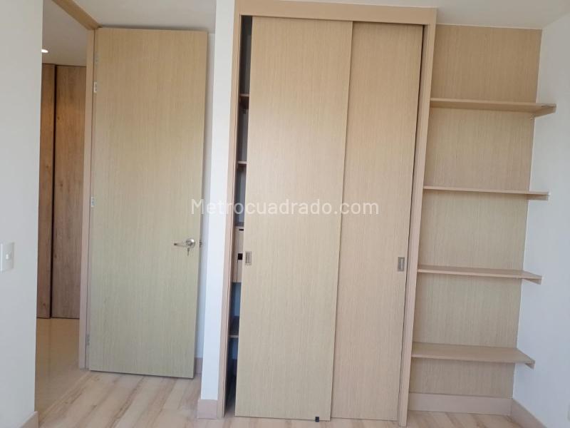 Apartamento cómodo de 3 Alcobas con balcón en Castropol, El Poblado - 8