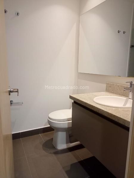 Apartamento cómodo de 3 Alcobas con balcón en Castropol, El Poblado - 9