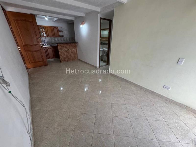 3BR Apartment with Balcony and Private Parking in Los Colores - 2