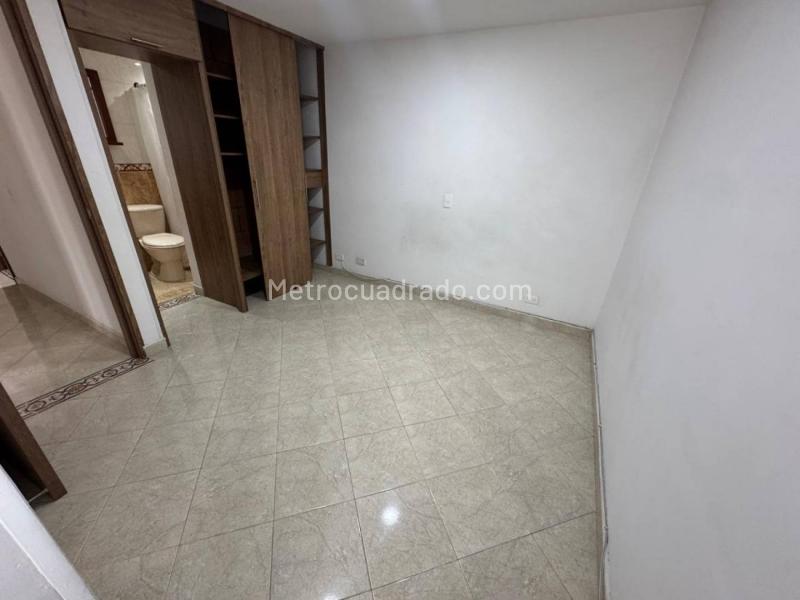 3BR Apartment with Balcony and Private Parking in Los Colores - 3