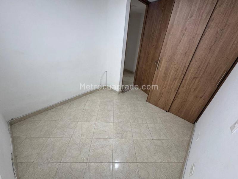 3BR Apartment with Balcony and Private Parking in Los Colores - 4