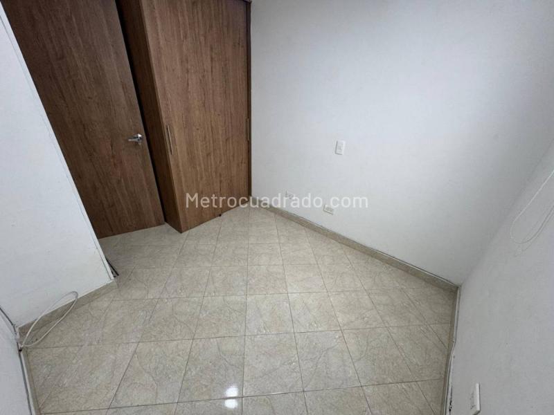 3BR Apartment with Balcony and Private Parking in Los Colores - 8