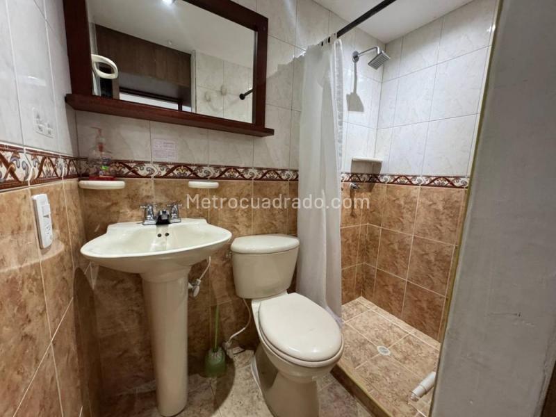 3BR Apartment with Balcony and Private Parking in Los Colores - 9