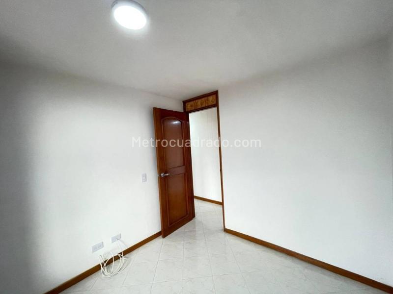 Apartamento Amplio de 3 Alcobas en Loma de San Julián - 9