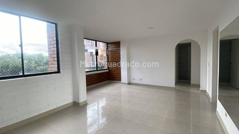 Apartamento de 3 Alcobas en La Loma del Indio (Piso 4)
