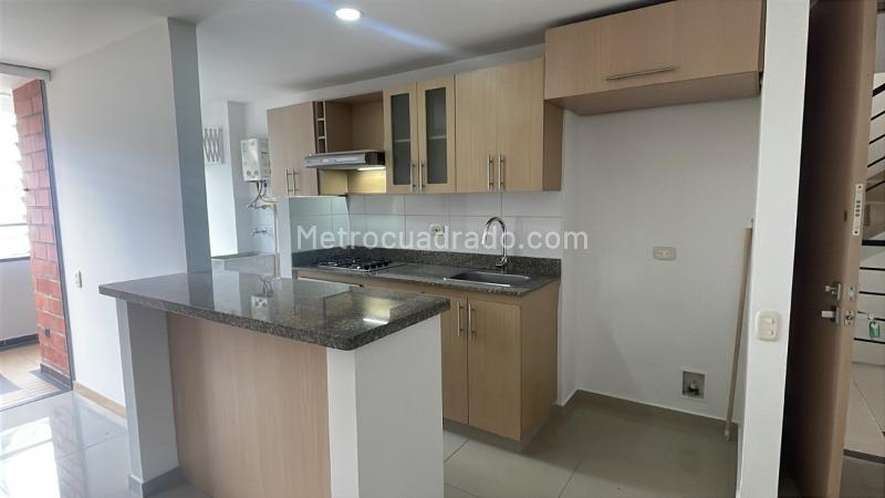 Apartamento de 2 Alcobas con Estudio y Balcón en La Loma del Indio