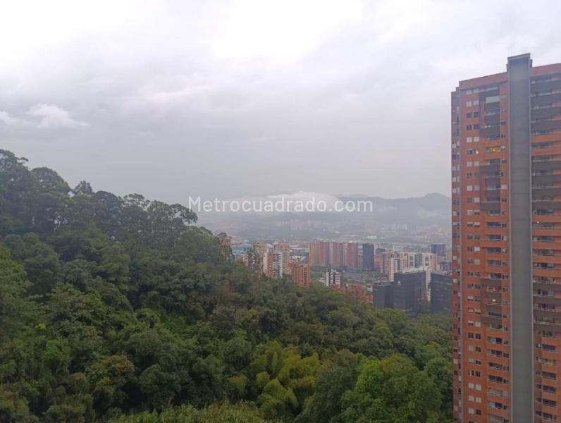 Comfortable 3BR Apartment with Pool in El Poblado Loma Del Indio - 6