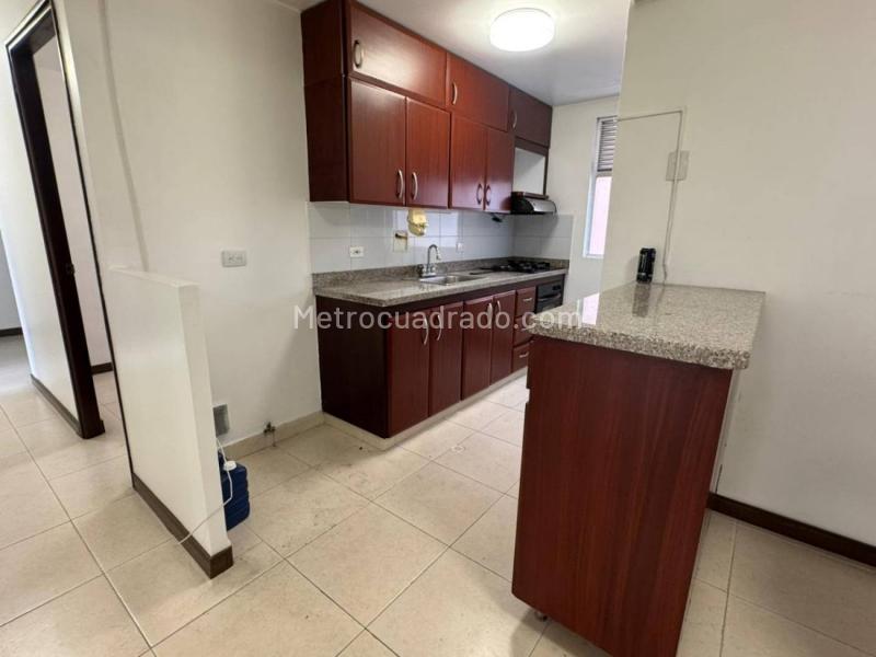Apartamento de 4 Alcobas con 2 Balcones y Parqueadero Privado en Laureles - 2