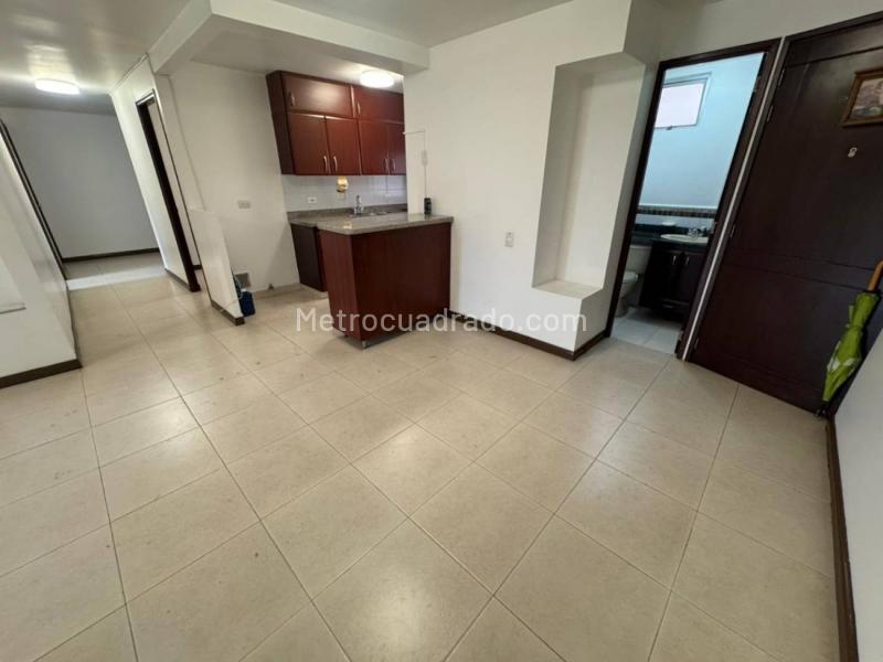 Apartamento de 4 Alcobas con 2 Balcones y Parqueadero Privado en Laureles - 4