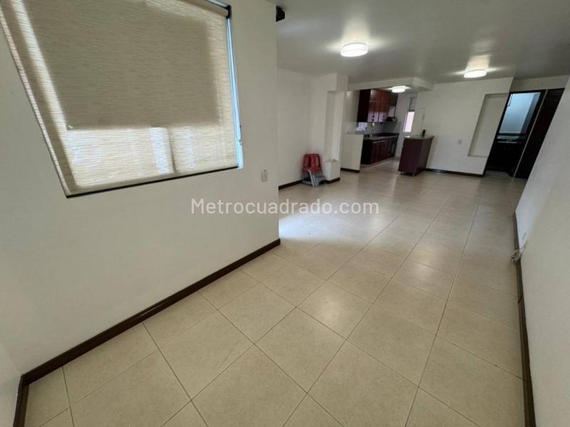 Apartamento de 4 Alcobas con 2 Balcones y Parqueadero Privado en Laureles - 5